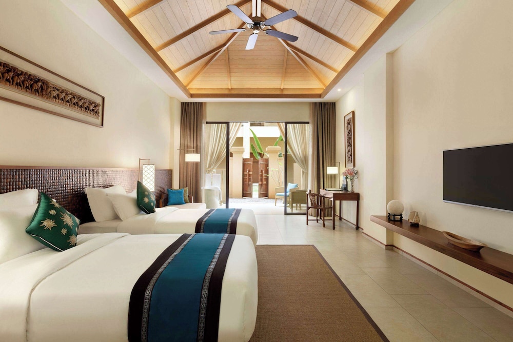 Courtyard, Twin Beds, Smoking