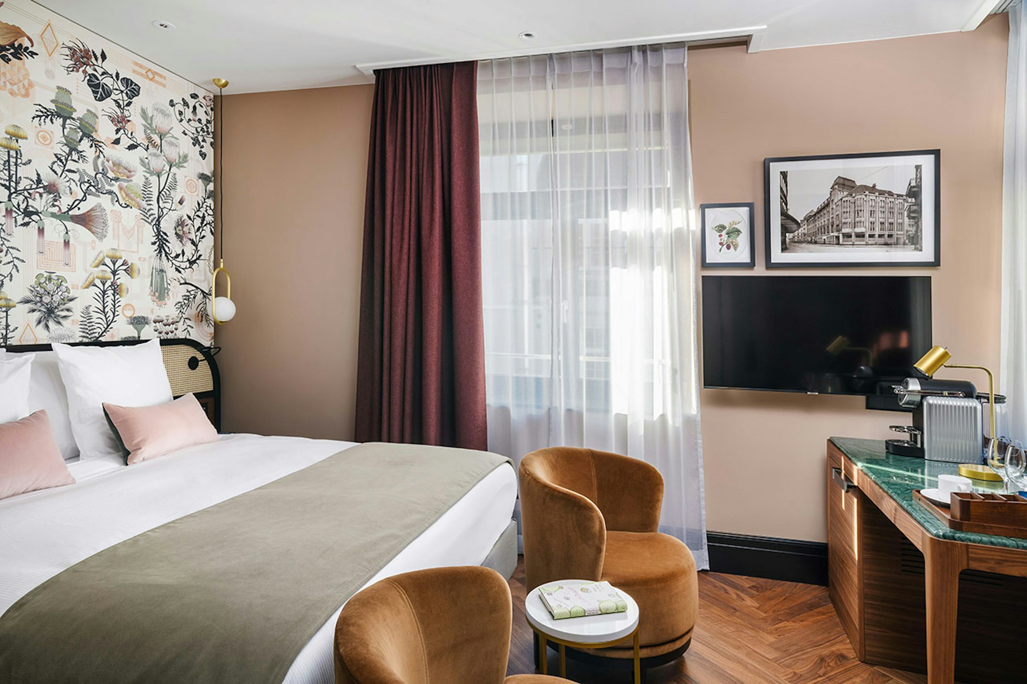 COZY, QUEEN BED
