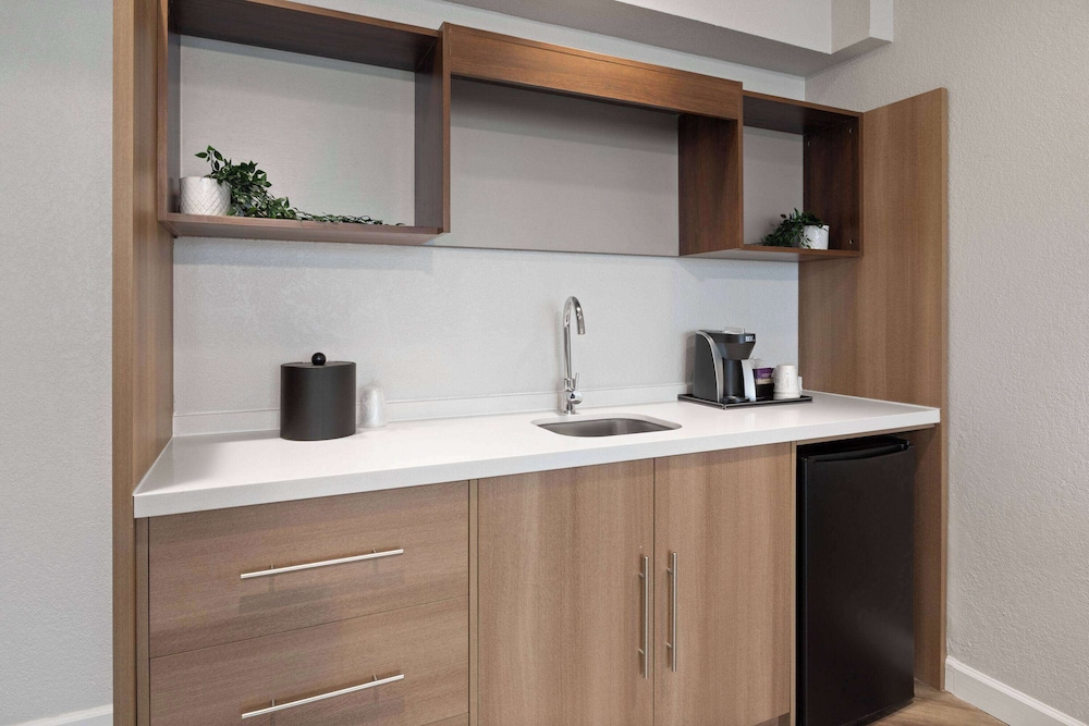 جناح جونيور بسرير كينج مع أريكة، Wyndham Garden Norfolk Downtown 10/10