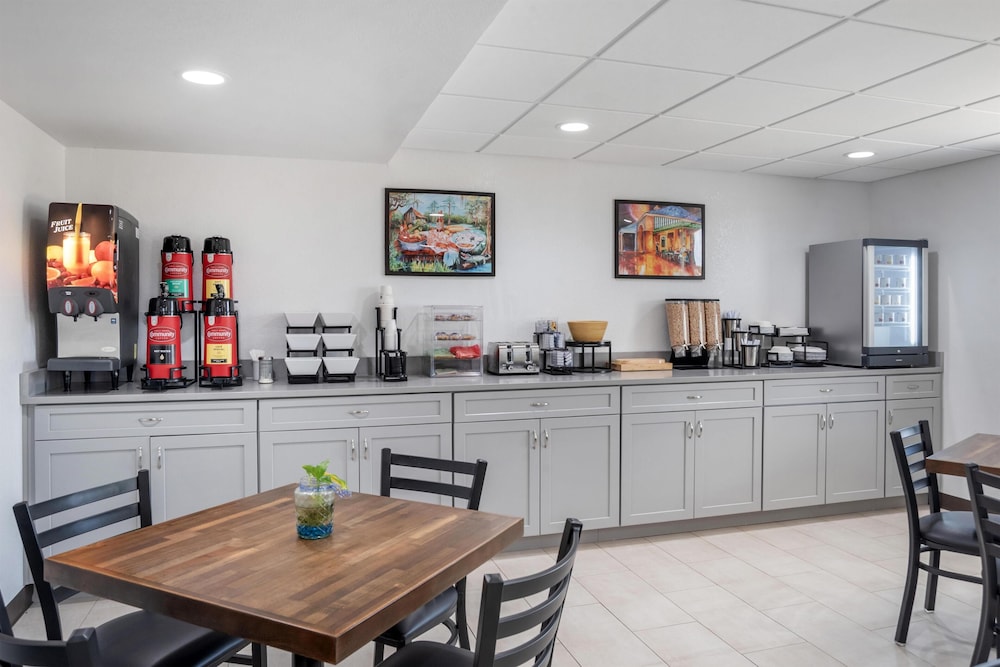 SureStay Studio by Best Western Gonzales 20/28