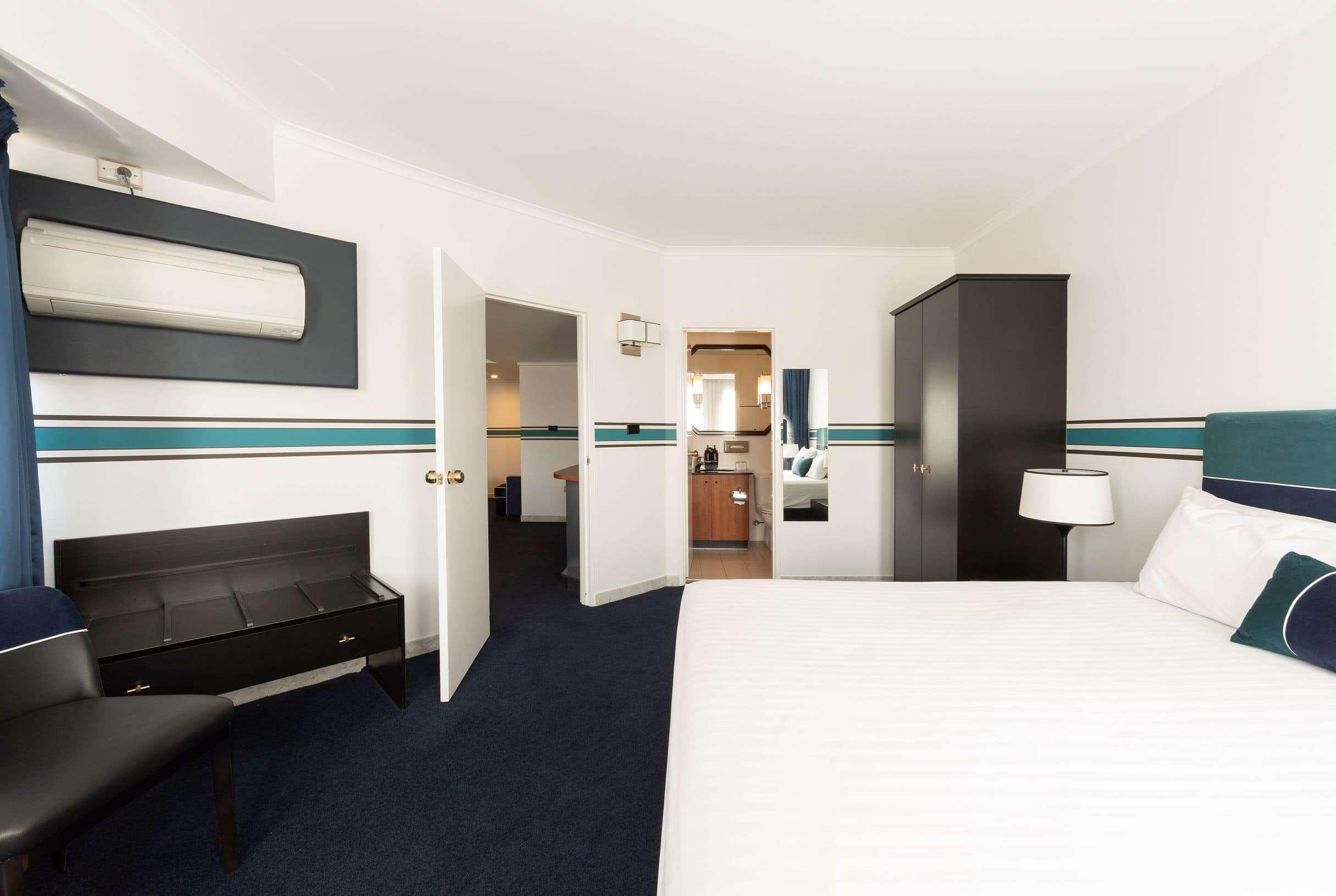 Boardroom, Suite, King Bed، Ramada by Wyndham Diplomat Canberra 2/4