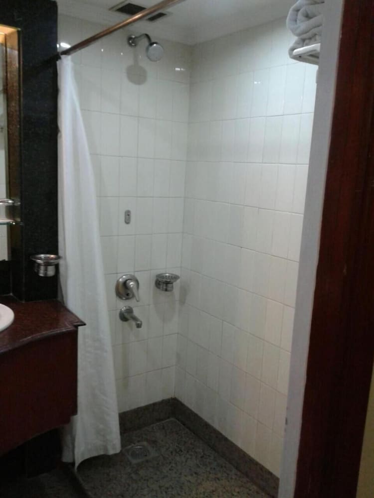 Ritz Plaza 48/50