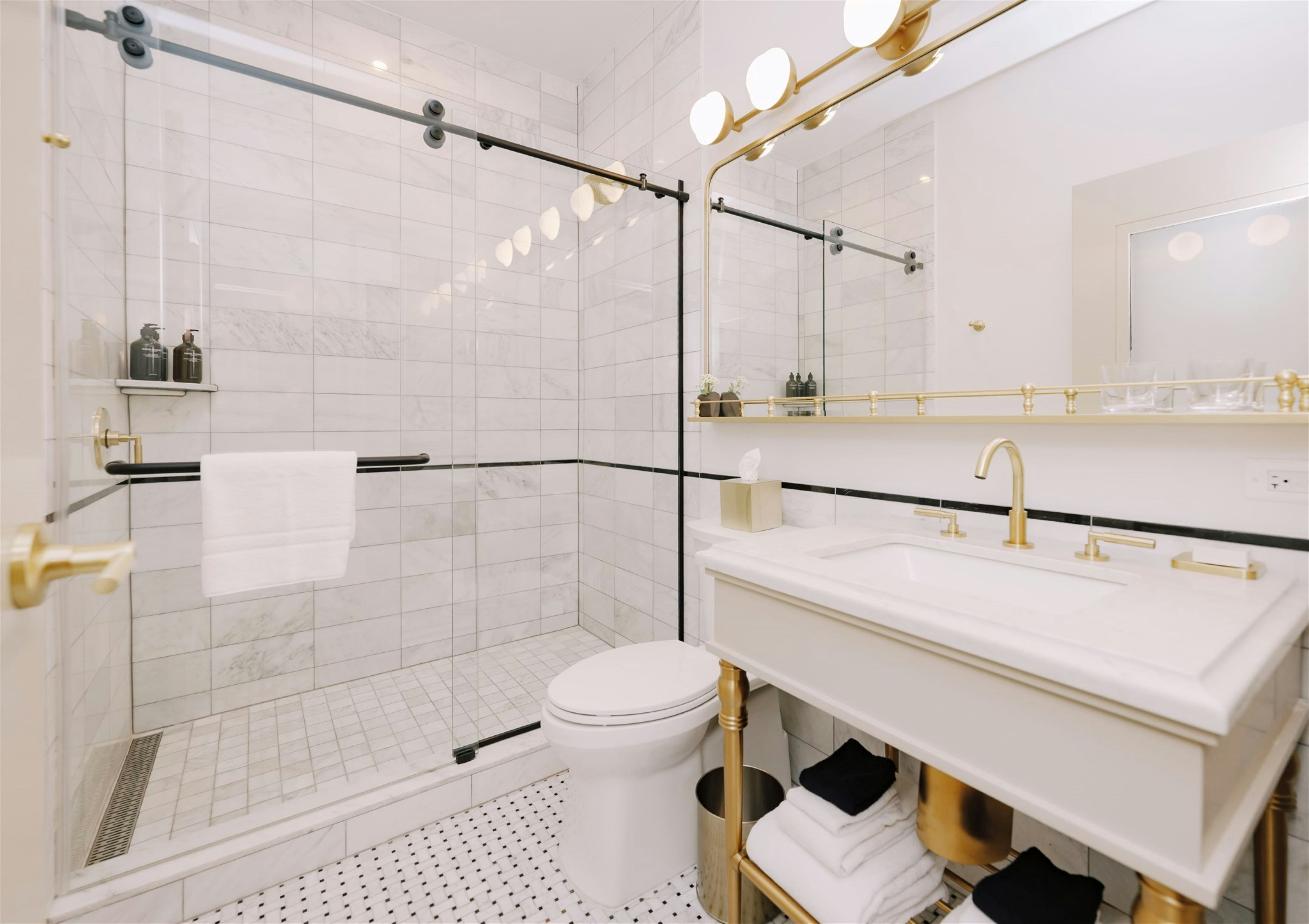 غرفة بسرير كينج لذوي الإعاقة، Hotel Heron Alexandria Old Town, Curio Collection by Hilton 2/2