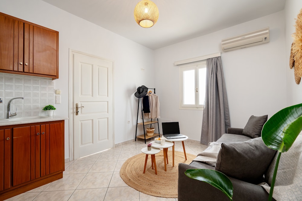 Erato Inn 32/50
