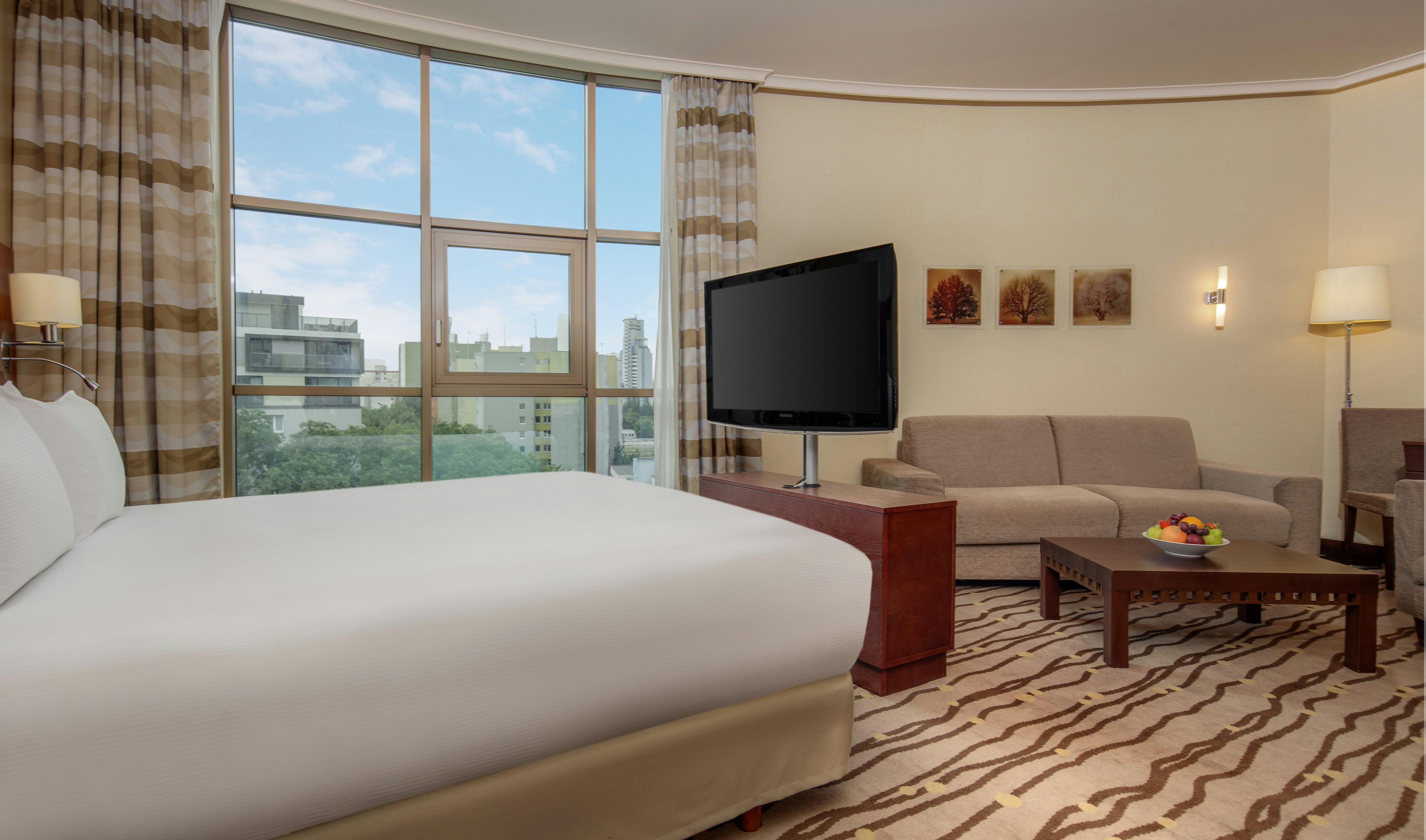 DELUXE, KING BED