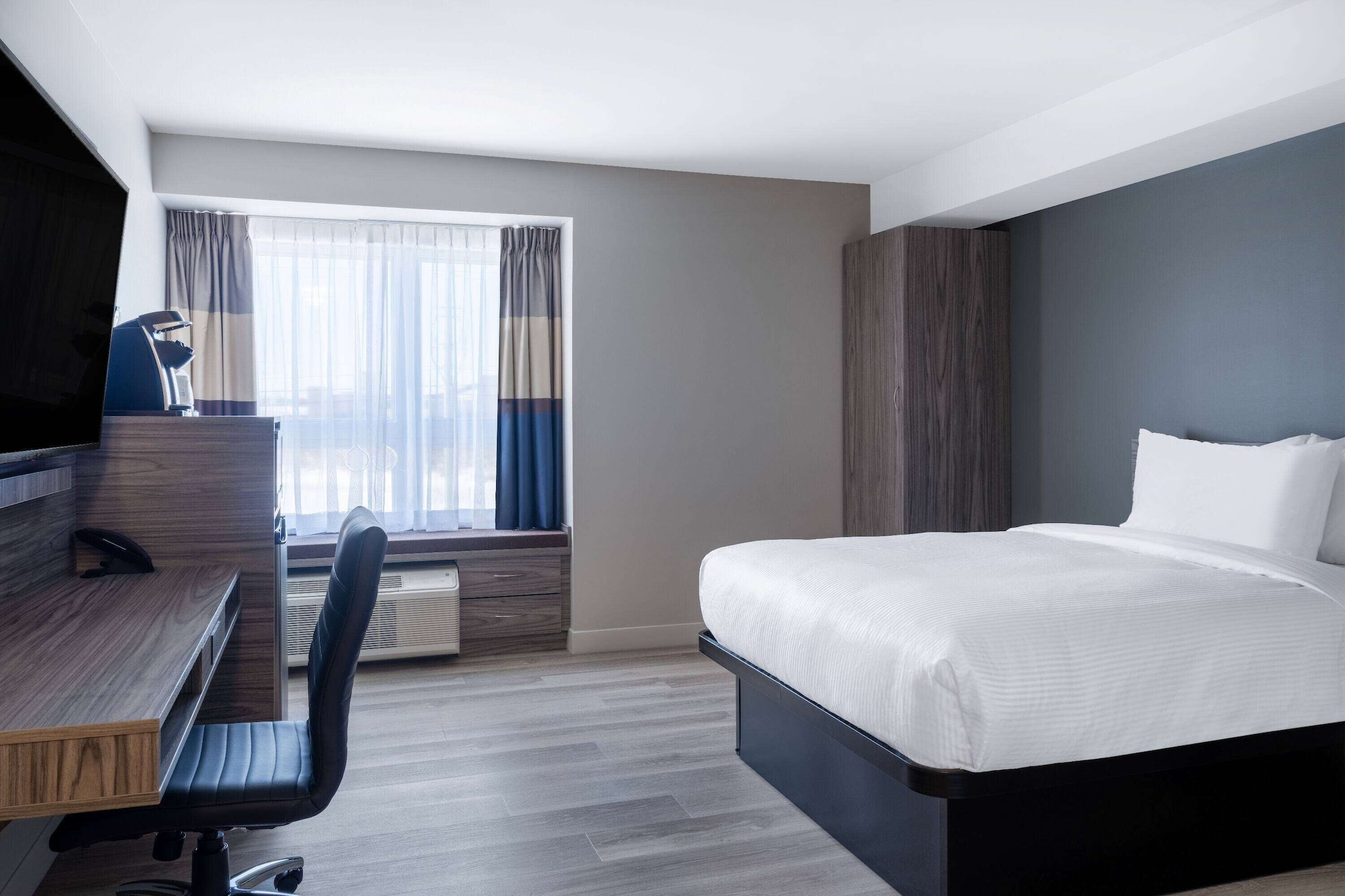 ROOM, KING BED, ACCESSIBLE