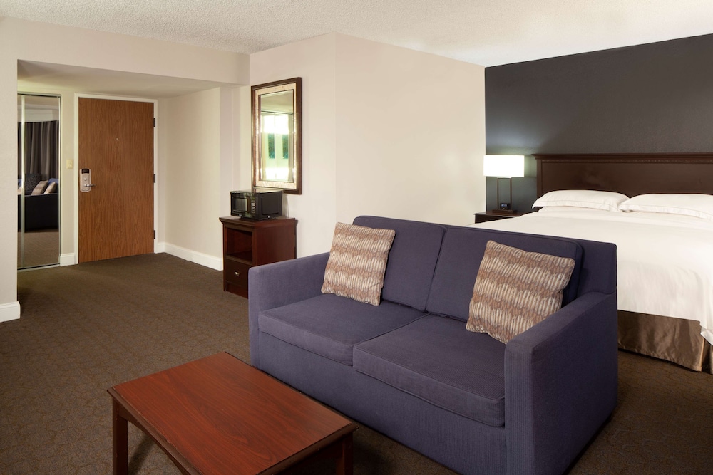 Compass Hotel Nassau Bay 16/65