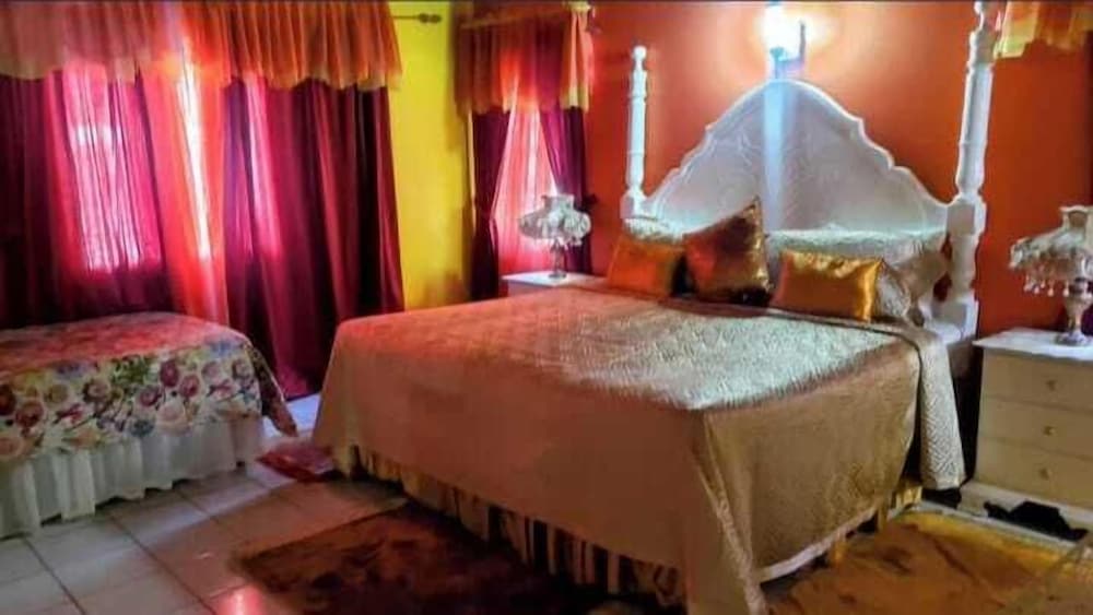 Pinkhibiscus Guest House 24/50