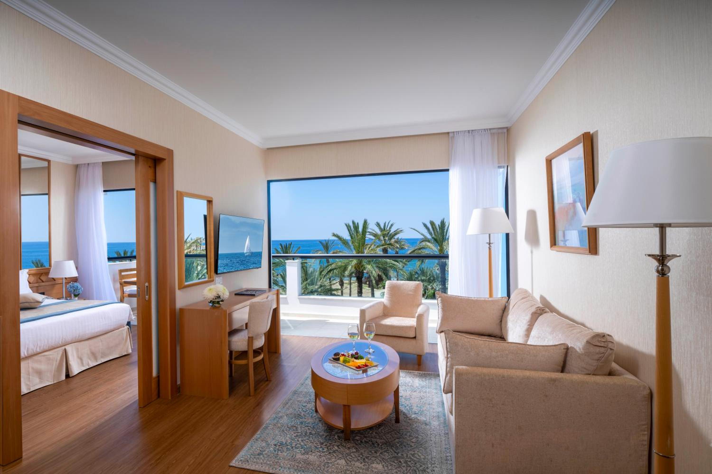 1 Bedroom, Superior, Deluxe, Suite, King Bed, Sea Front, Sofa