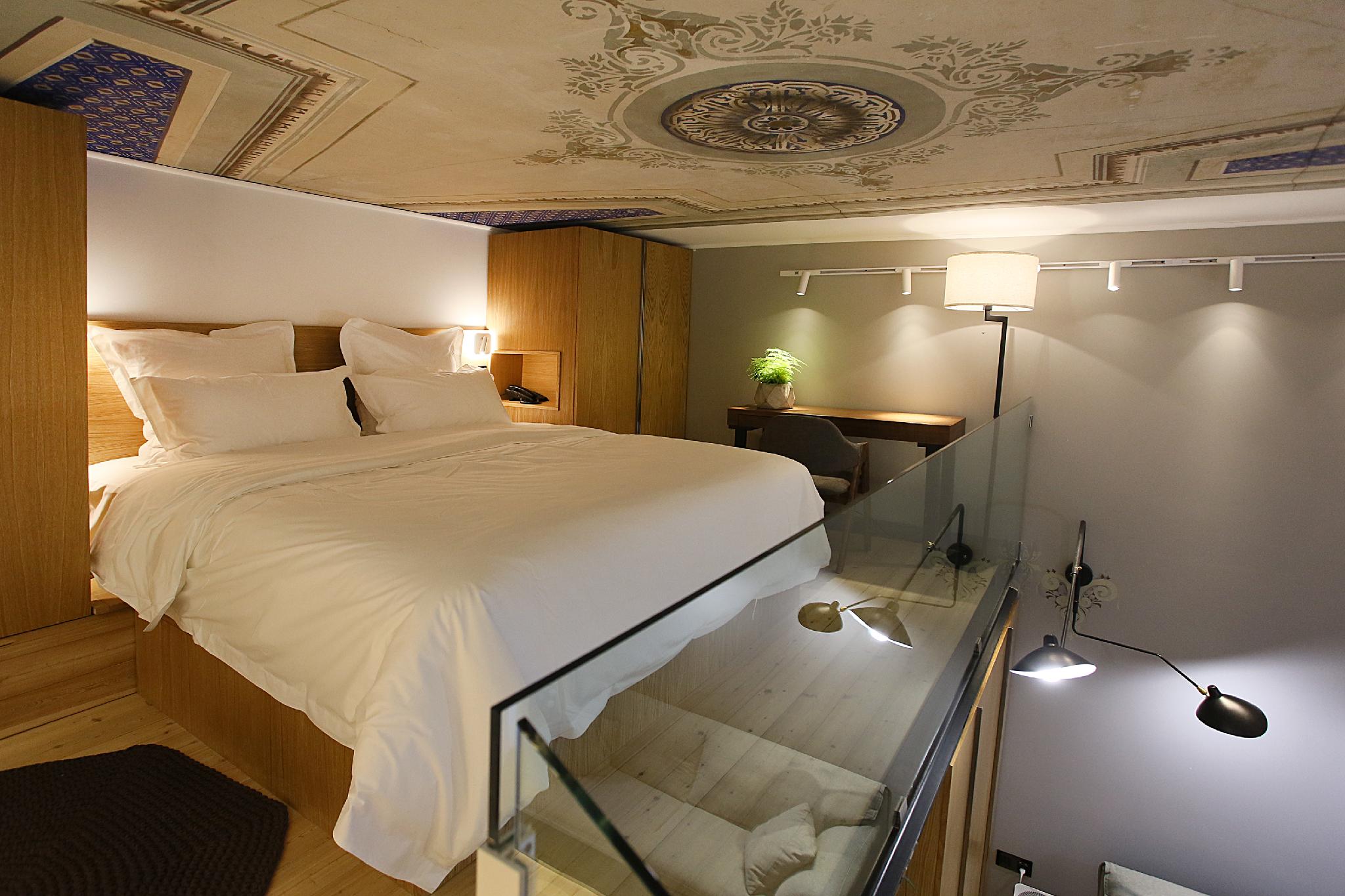 Studio, King Bed, Balcony
