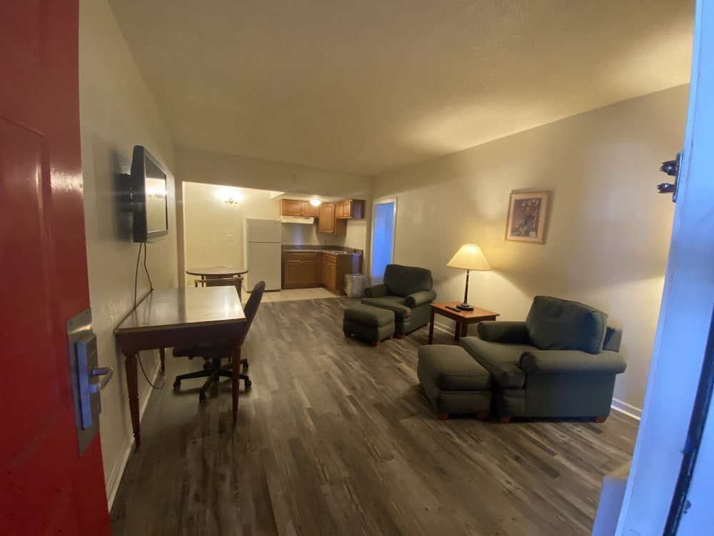 Travelers Place Inn & Suites 51/73