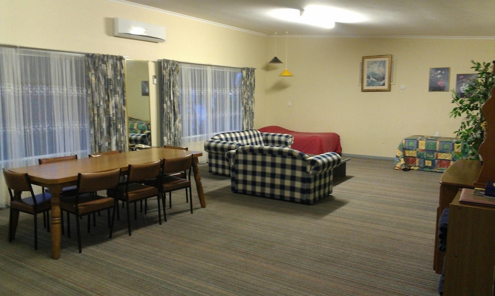 AVALON MOTEL 26/45