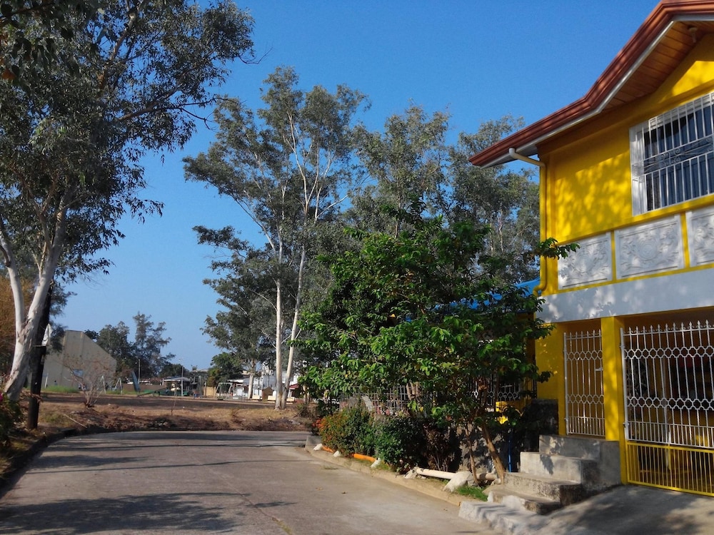 Yellow House Vacation Rental 4/23