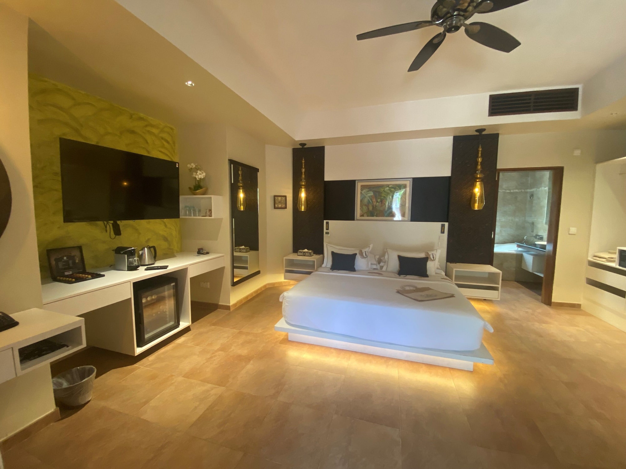 HONEYMOON, SUITE