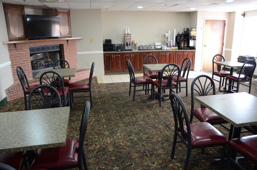 Super 8 by Wyndham Louisville/Expo Center 29/32
