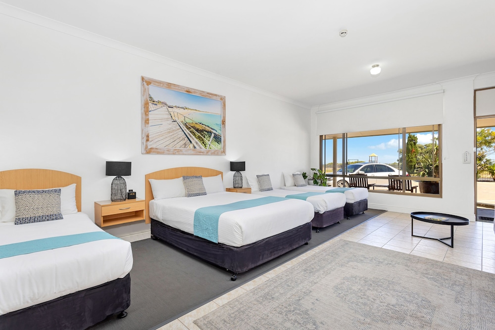 Family, 1 Queen and 3 Single Beds, Kitchenette