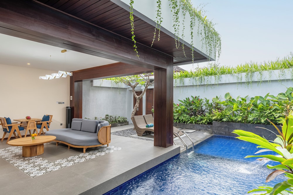 THE SAND Suites & Villas 24/50