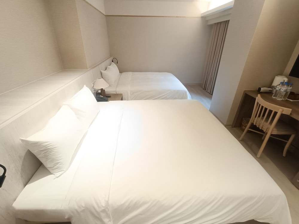غرفة كلاسيكية رباعية بسريرين كينج، Jing Jing Holiday Hotel 6/7