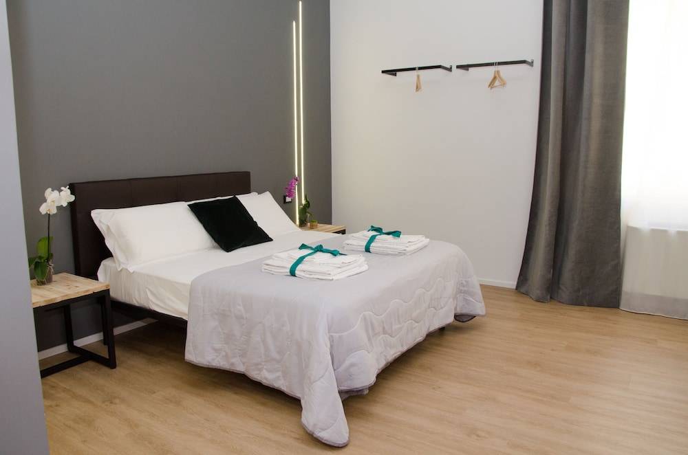 DELUXE, DOUBLE BED