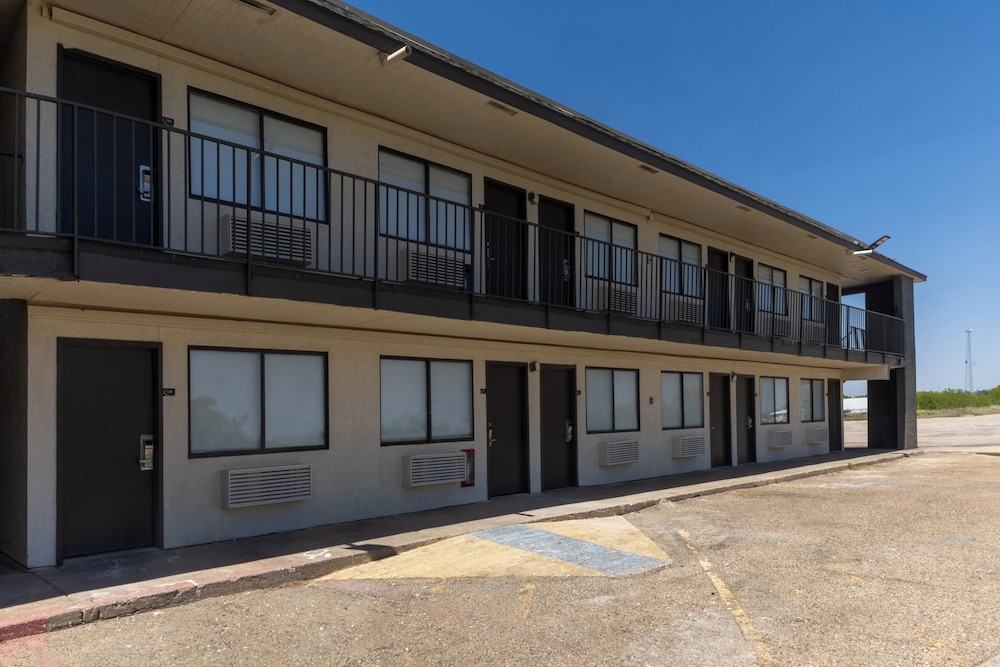Super 8 by Wyndham Big Spring 23/28