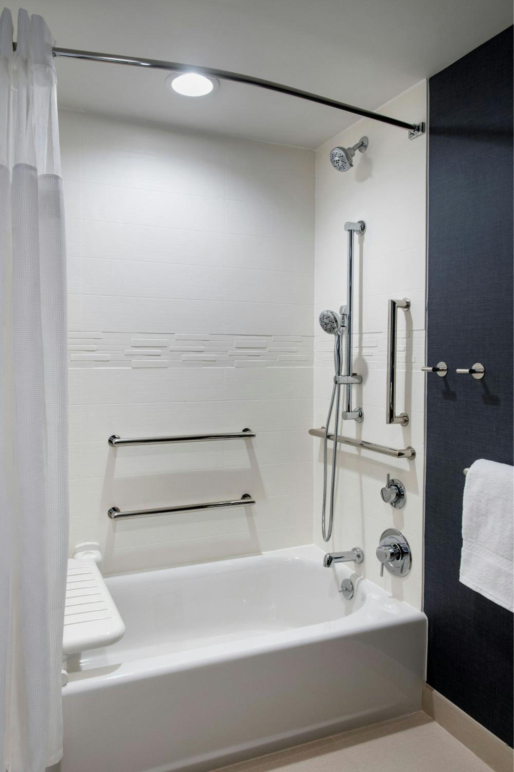استوديو بسرير كوين مع أريكة لذوي الإعاقة، Residence Inn By Marriott Lancaster 5/8