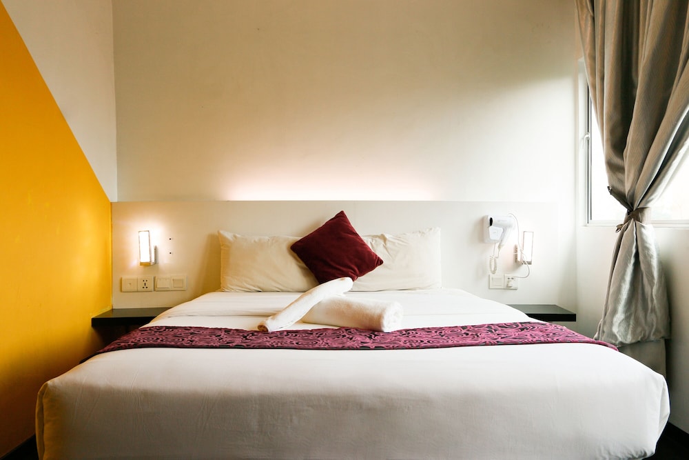 STANDARD, QUEEN BED