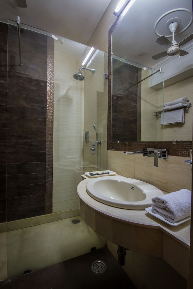 Hotel Suncourt Yatri 4/37