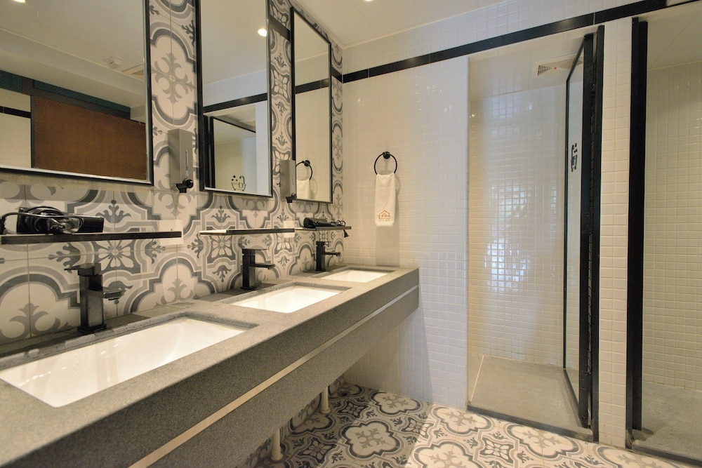 Atlas Guesthouse & Backpackers 50/50