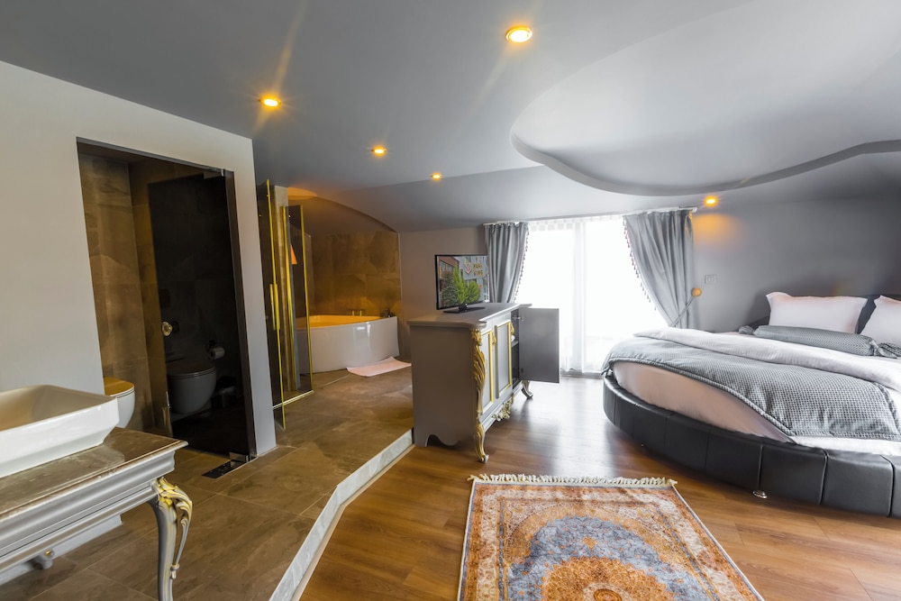 Real King Suit Otel 12/50