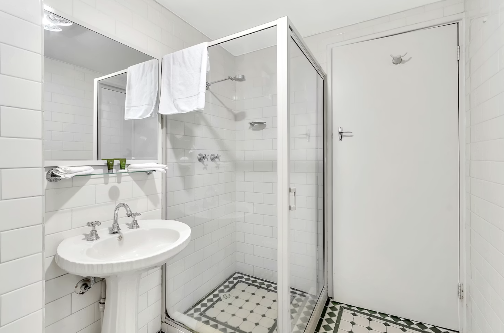 Clifton Motel & Grittleton Lodge (ex The Clifton) 21/25