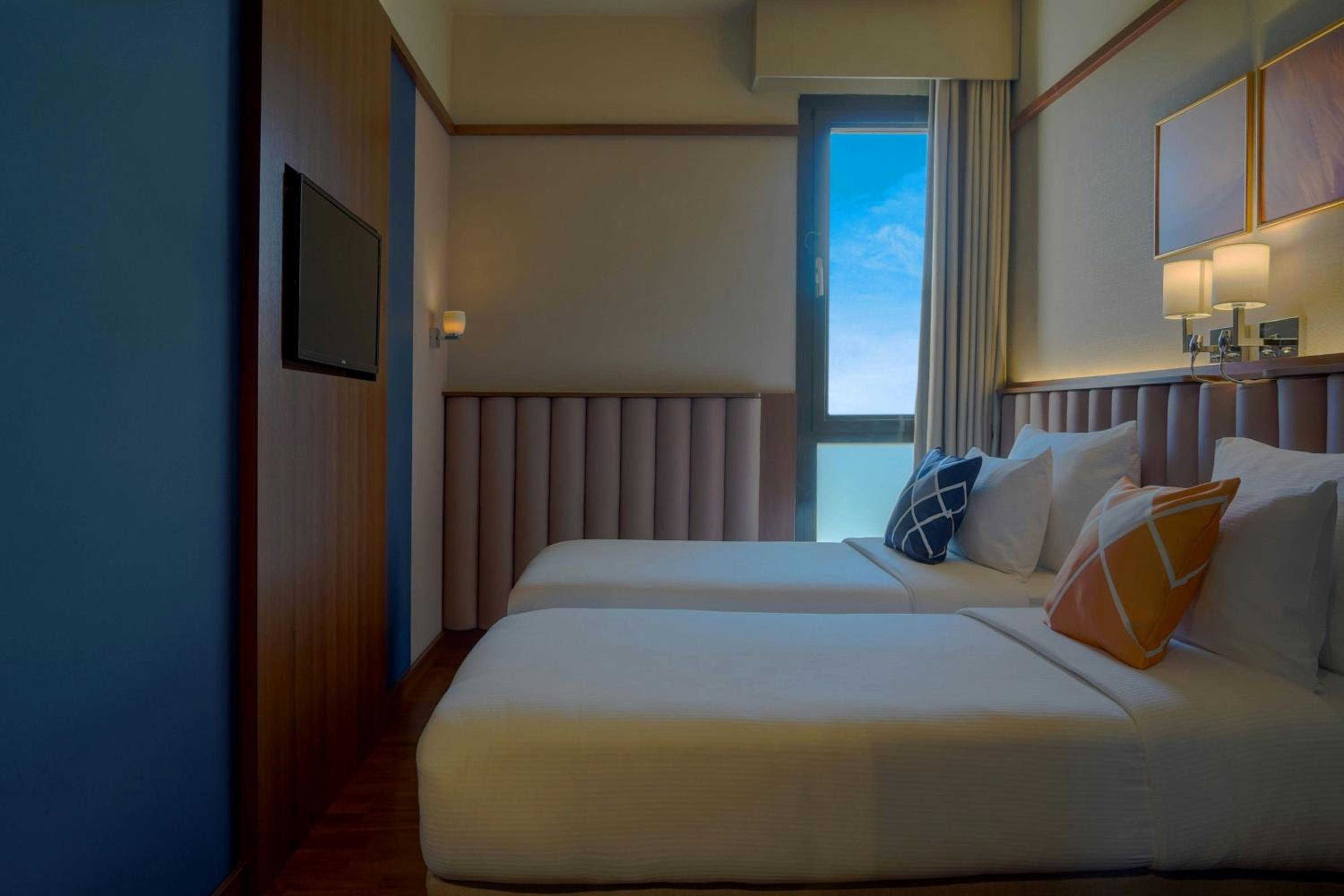 Room, Twin Beds, Urban View