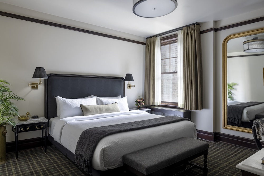 DELUXE, KING BED