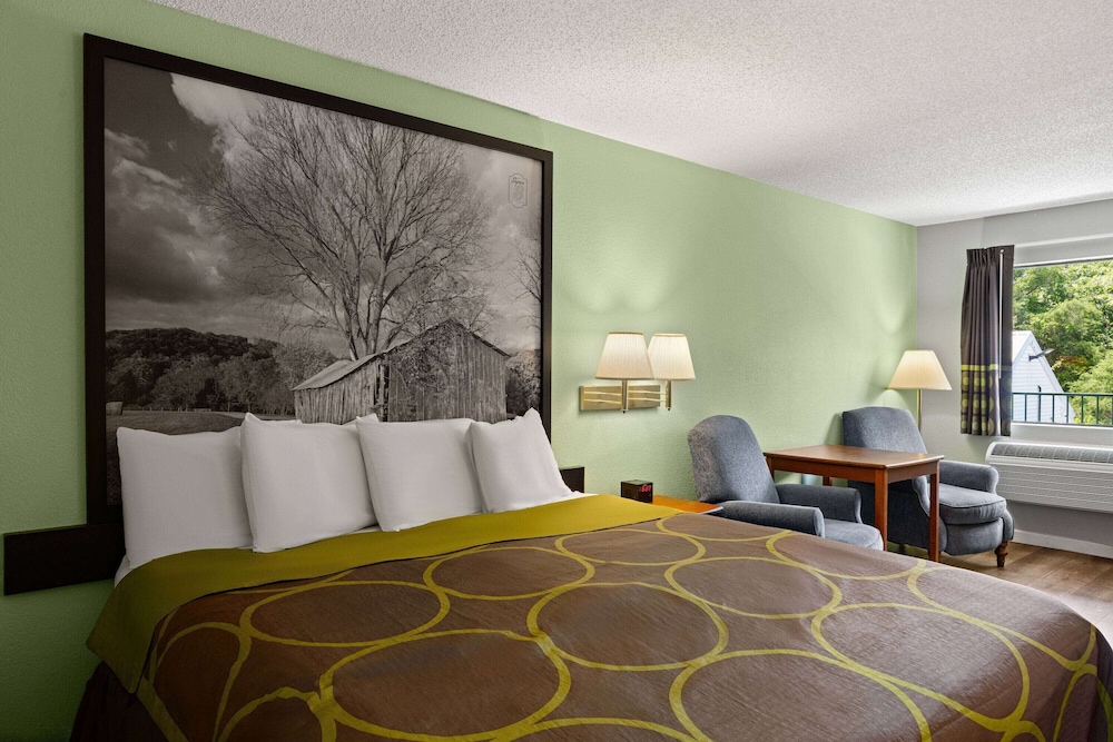 DELUXE, SUITE, KING BED