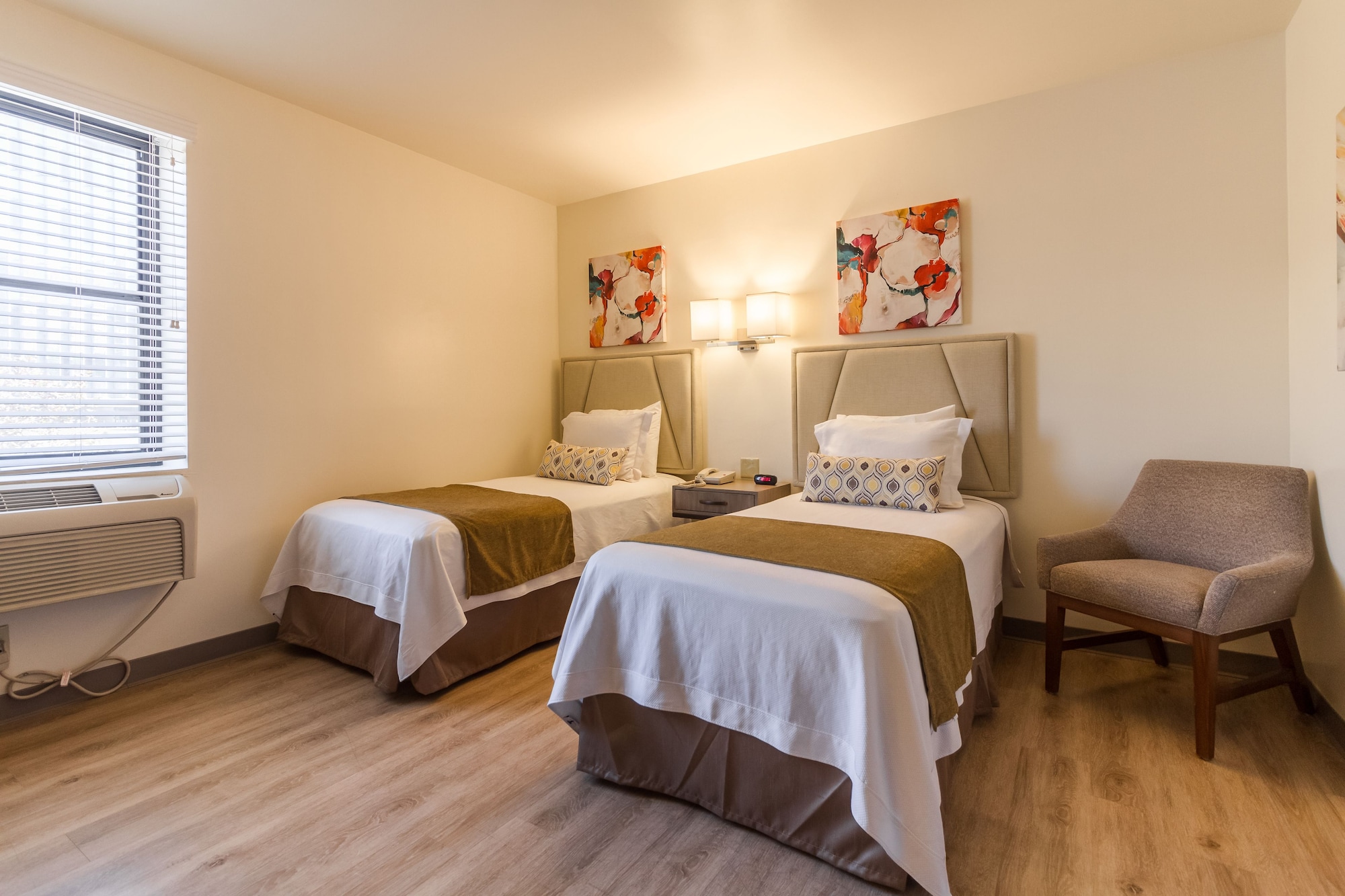ROOM, TWIN BEDS