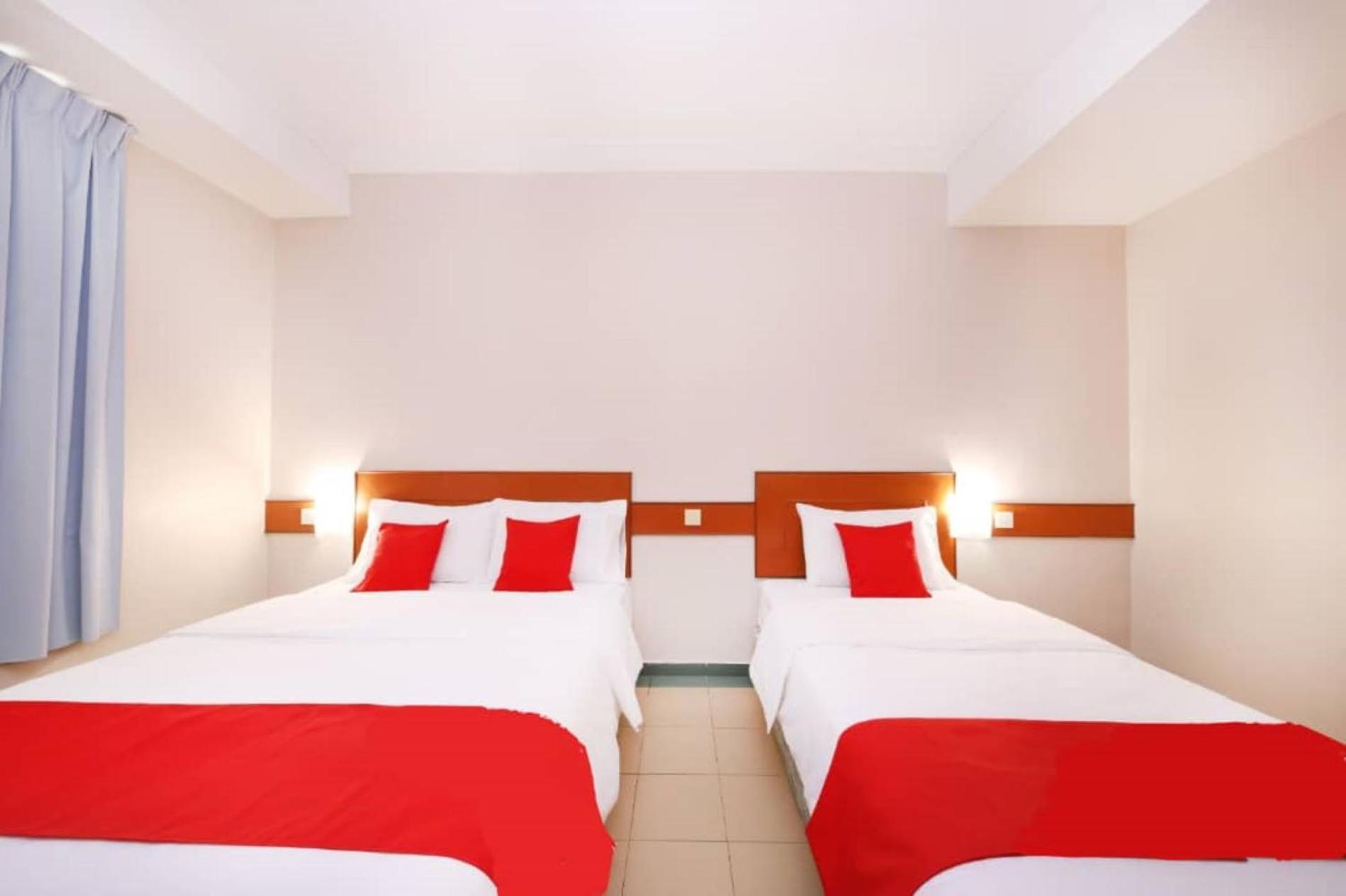 غرفة ثلاثية، Famous Inn 2/5