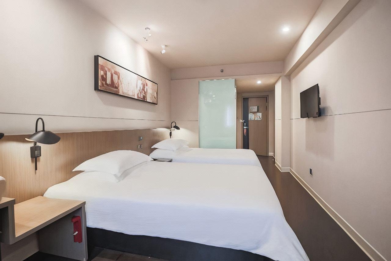 Room, Twin Beds