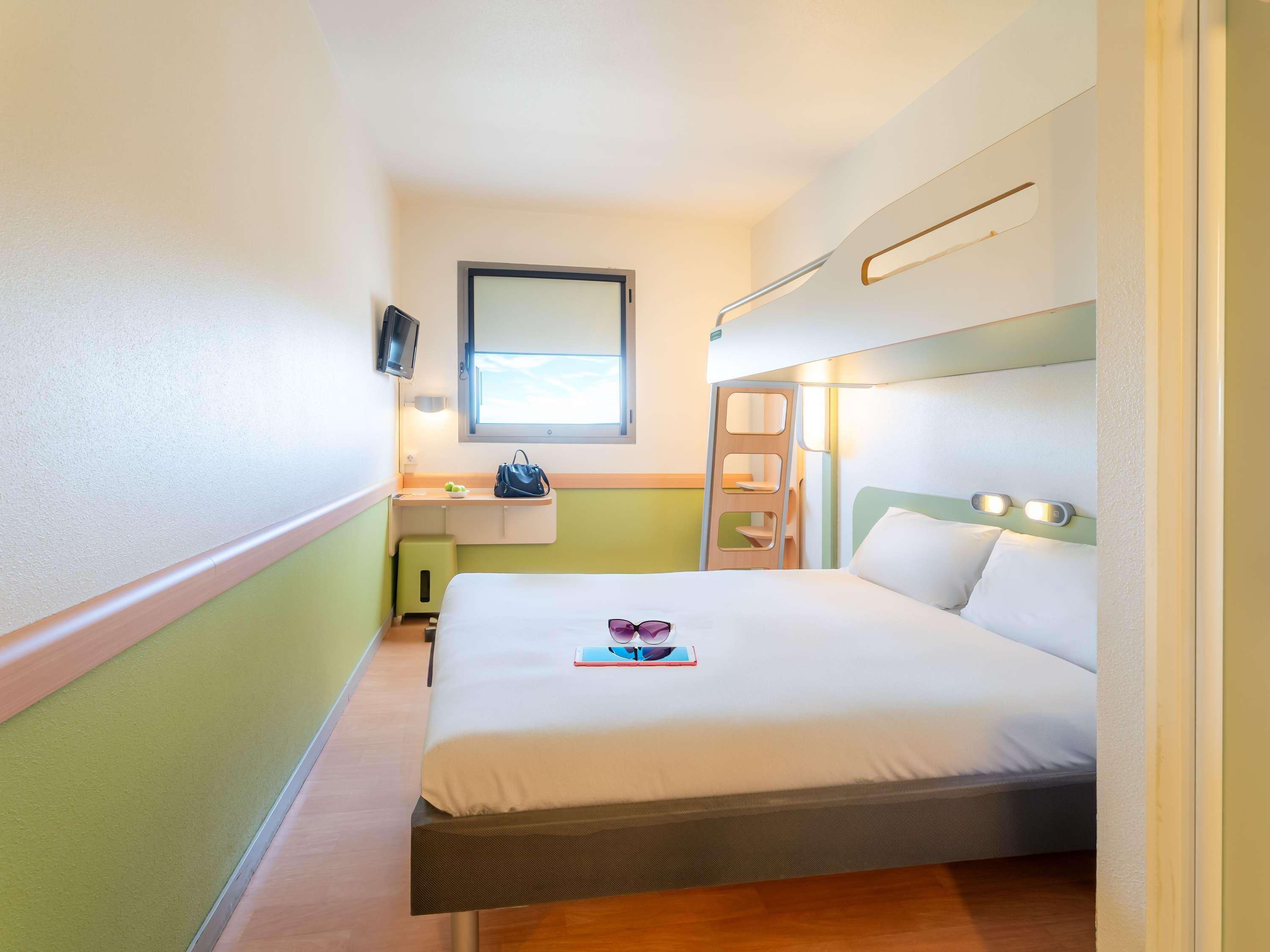 ROOM, 1 DOUBLE AND 1 SINGLE BED
