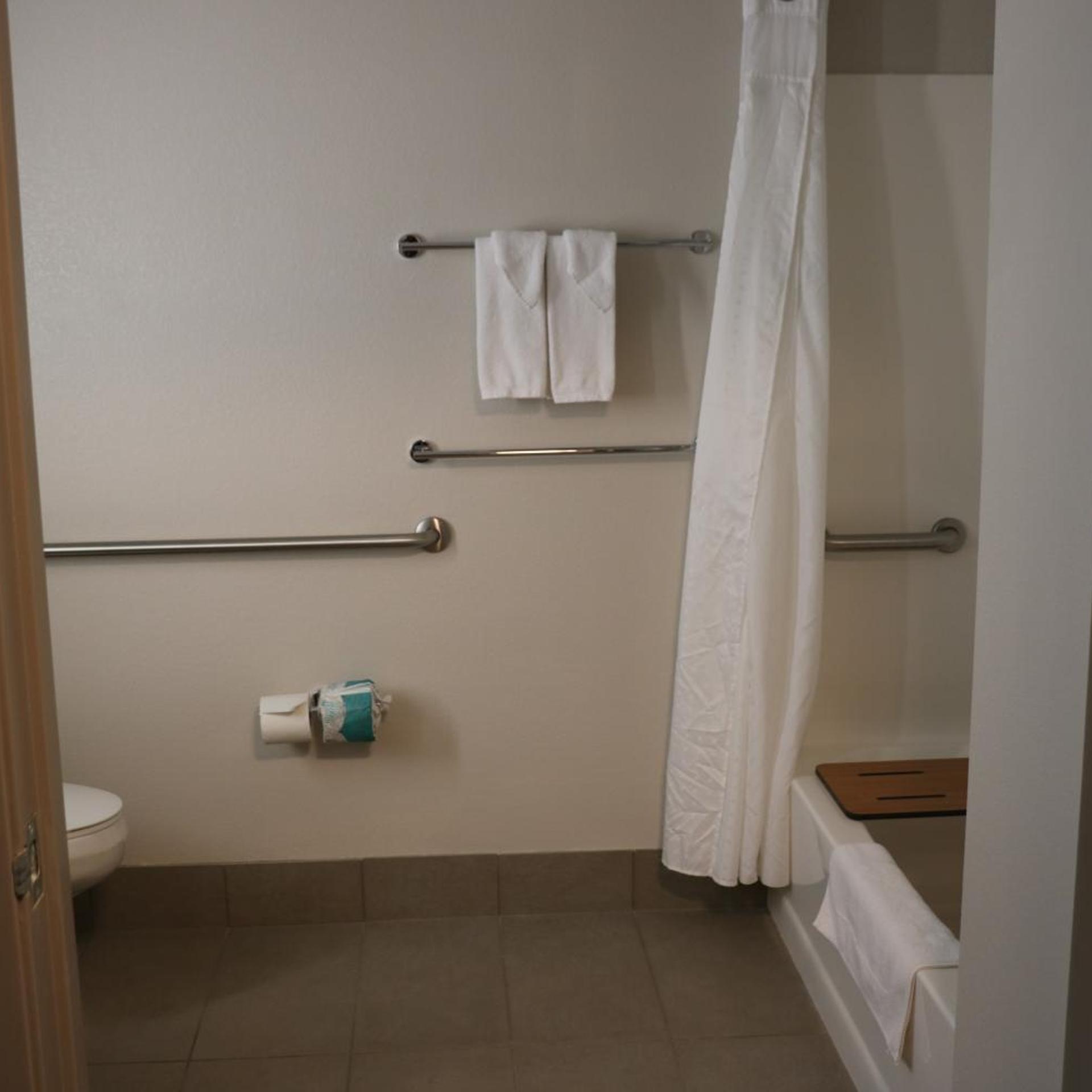 Specialty، Holiday Inn Express & Suites Marquette, an IHG Hotel 2/2