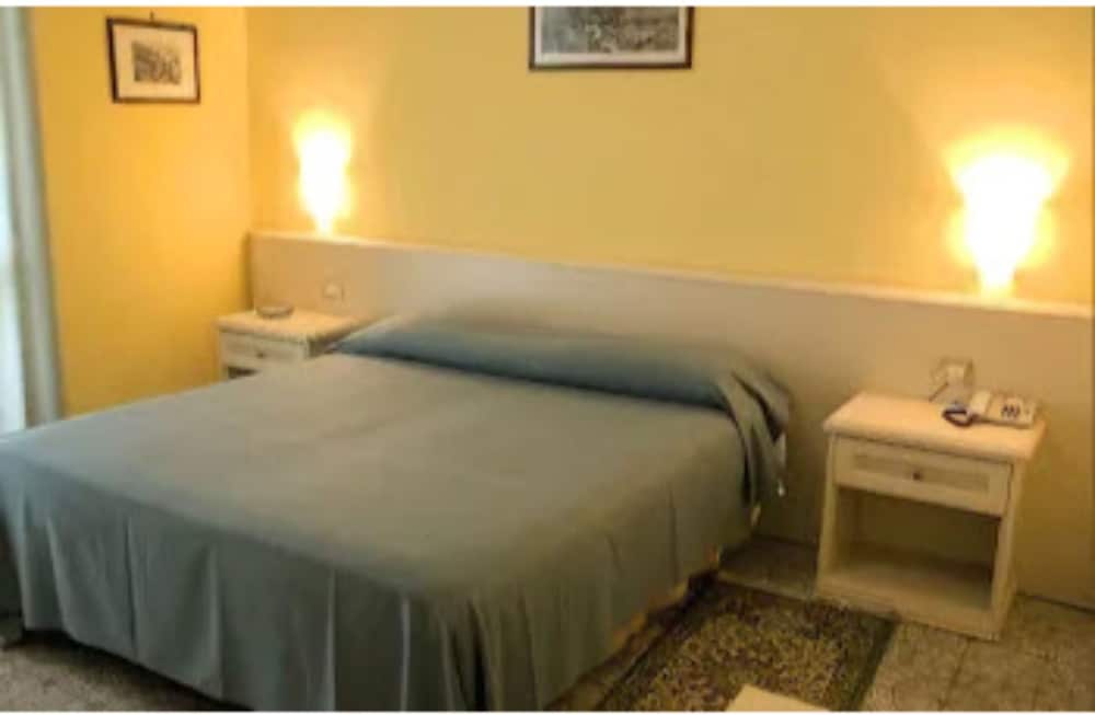 ROOM, DOUBLE BED