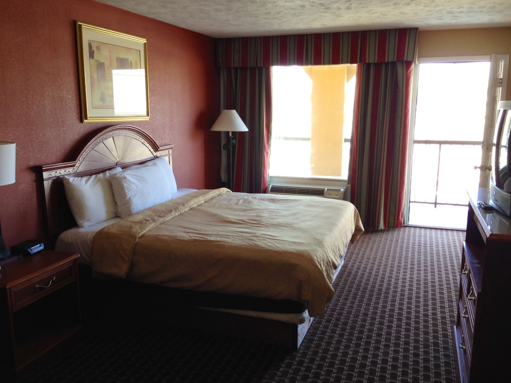 Econo Lodge Sevierville-Pigeon Forge on the River 13/25