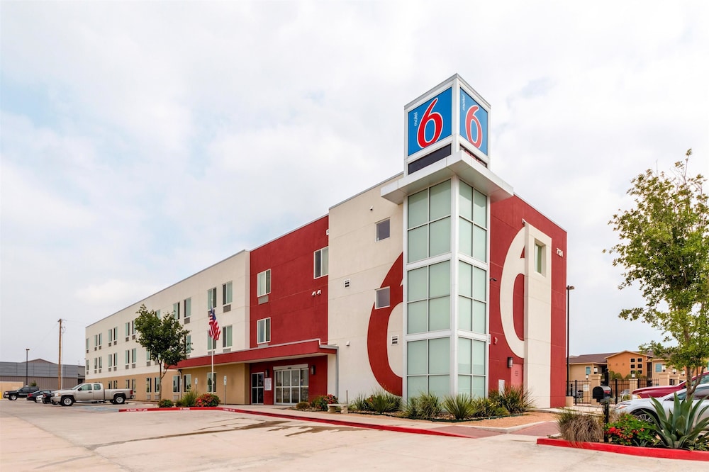 Motel6 Laredo, TX - Airport photo3