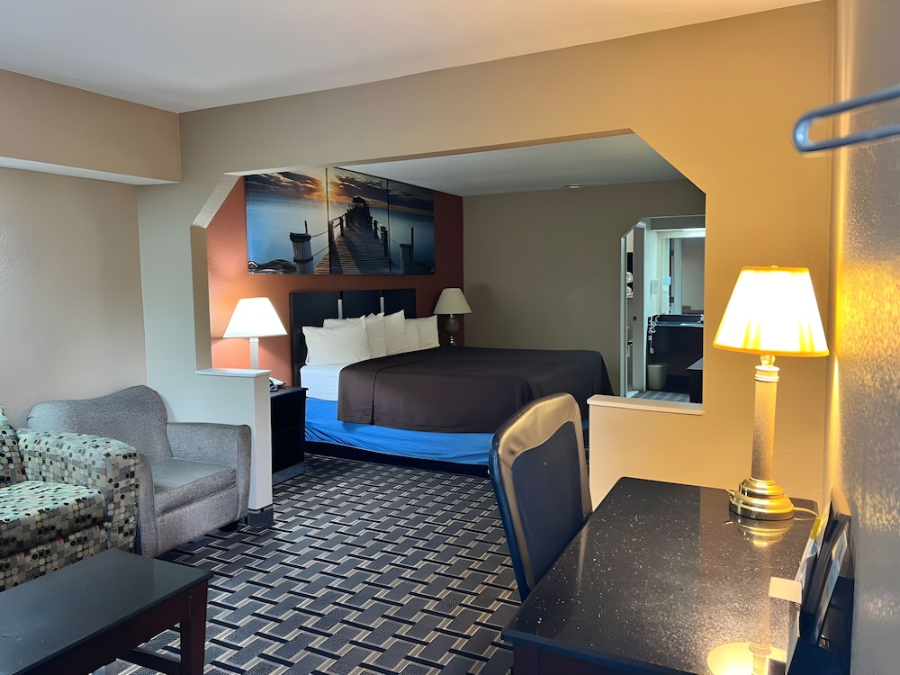 Days Inn and Suites By Wyndham Pine Bluff 17/27