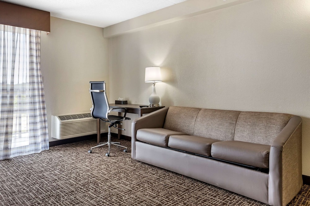 Quality Inn & Suites Spring Lake - Fayetteville near Fort Bragg 23/41