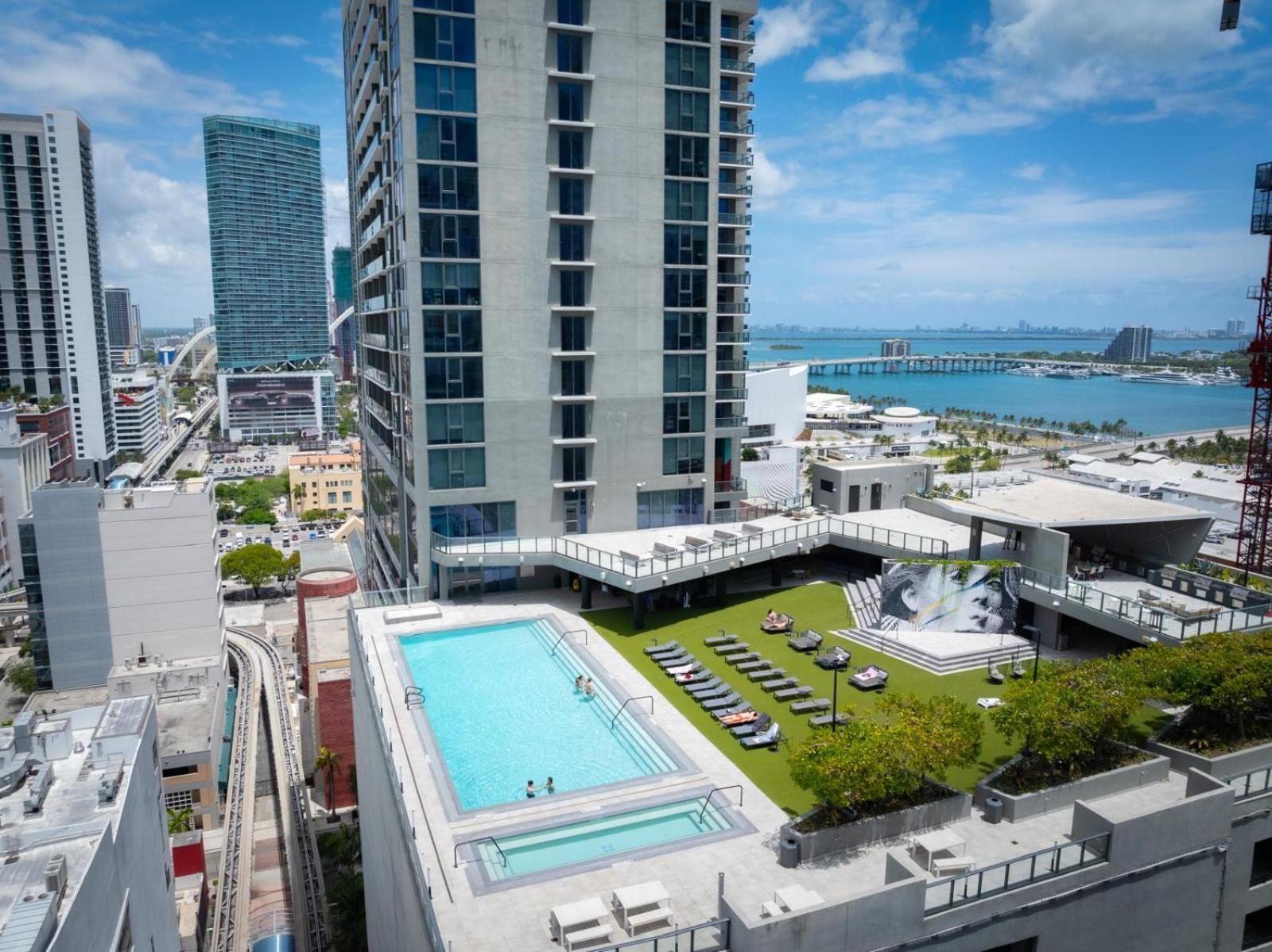 29th Floor Balcony Studio Miami Skyline Views 1/31