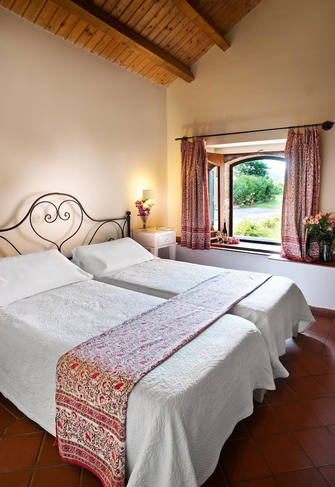 STANDARD, QUEEN BED