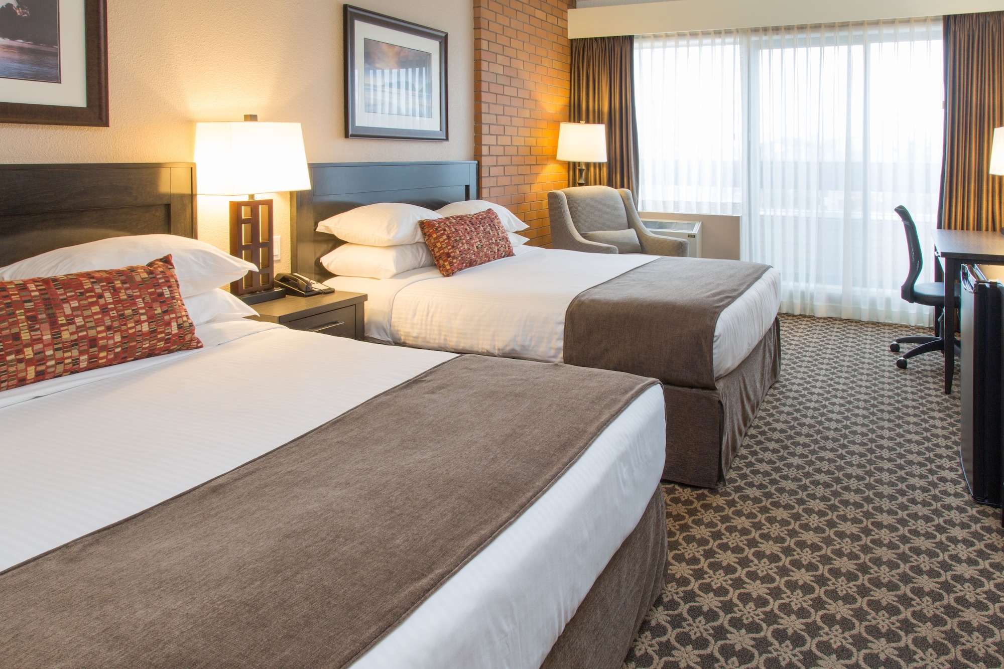 غرفة قياسية بسريرين كوين، Embassy Inn 5/10
