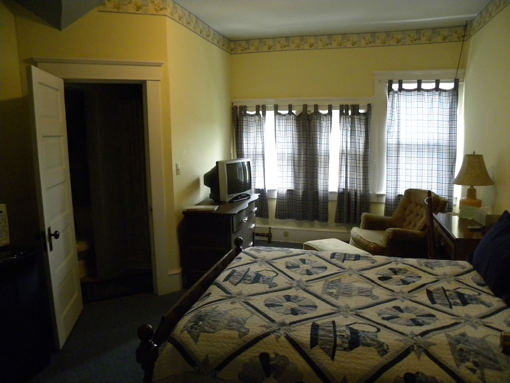 Victorian Charm Inn 36/47