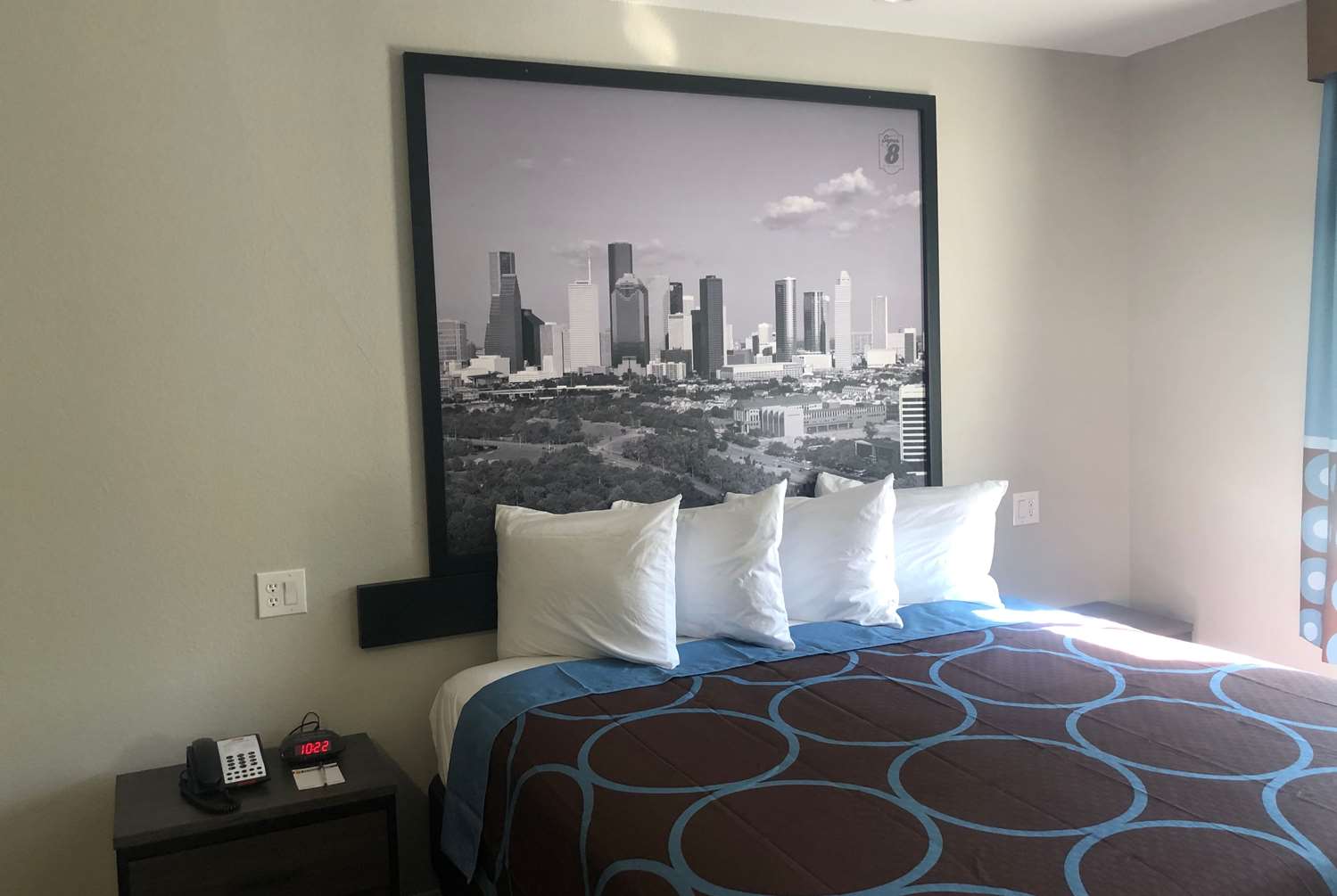 Hotel Blue Spring 7/24
