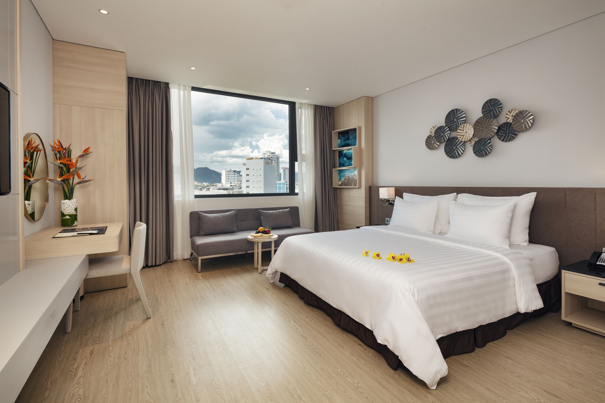 DELUXE, KING BED, CITY VIEW