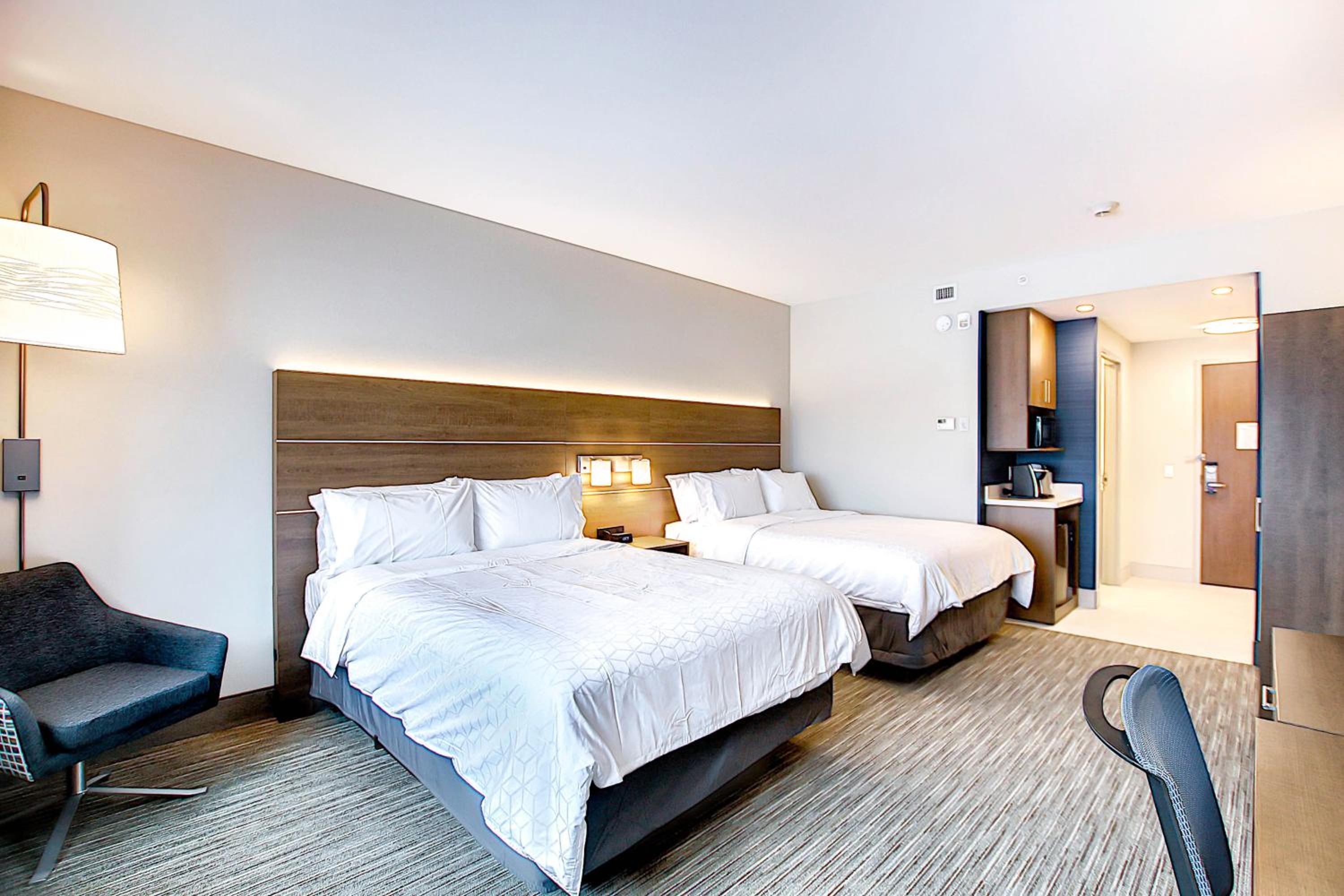 Standard, King Bed, 2 Queen Beds